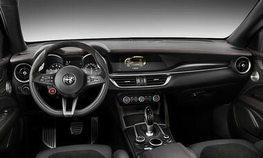 ALFA ROMEO Das Cockpit ist fahrerorientiert gestaltet