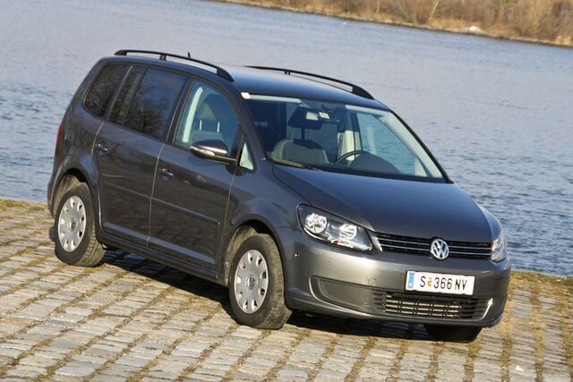 Pragmatisch, schnörkellos, ausgereift: so präsentiert sich der neue VW Touran im autonet-Intensivtest. Leichte Enttäuschung beim Verbrauch des 1.6 TDI mit BlueMotion-Technology.